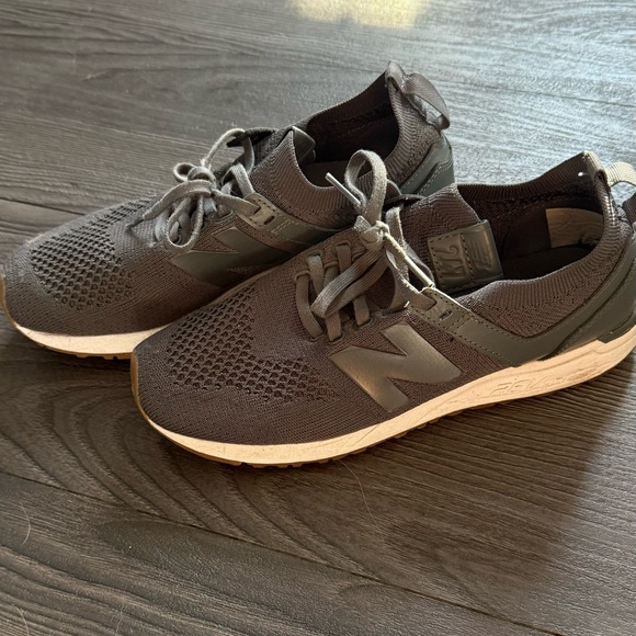 Women’s 247 rev lite new balance - gray size 8 - Picture 3 of 6